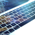 Tela de código e teclado representando análises com SQL