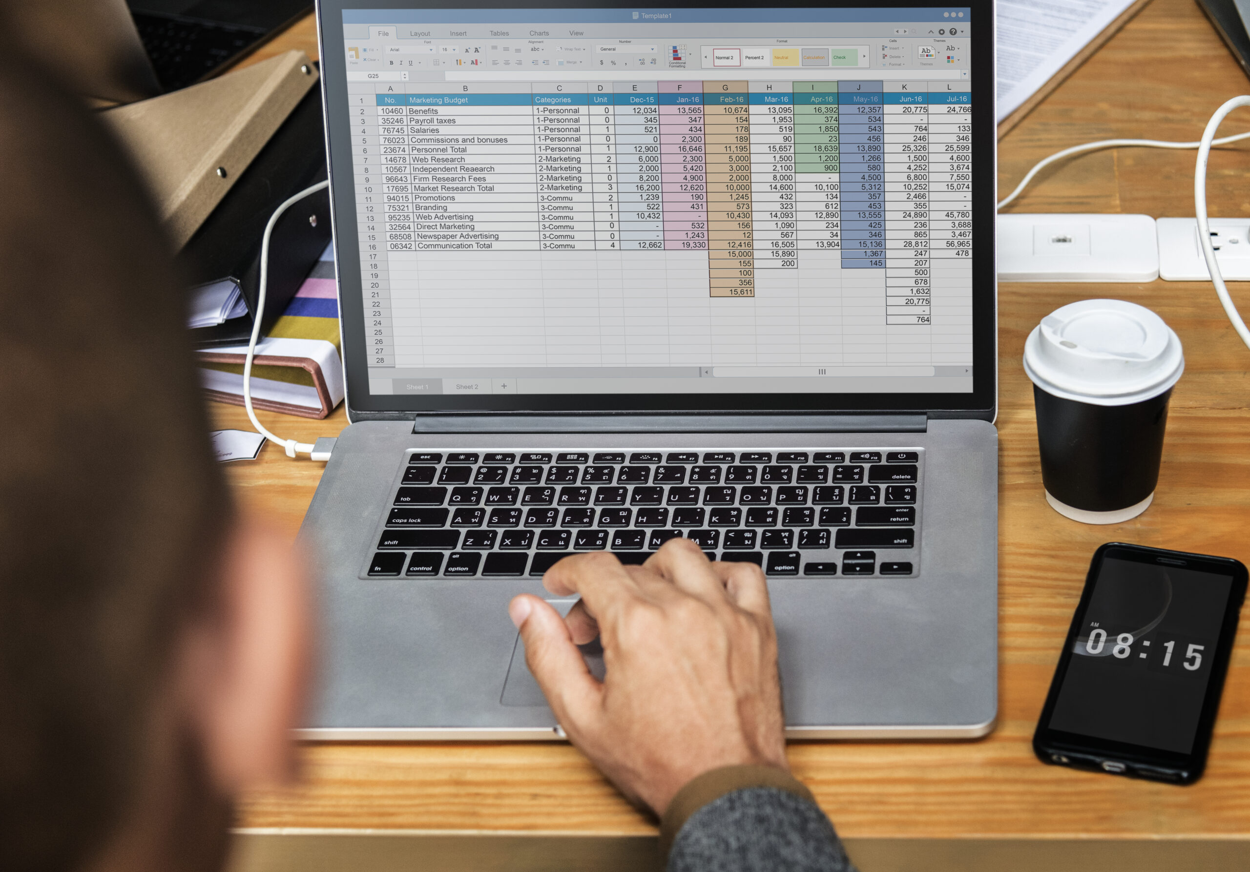 Profissional usando Excel para melhorar resultados empresariais em planilha no laptop