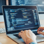 Python a linguagem mais requisitada pelo mercado desenvolvedor programando em múltiplos monitores