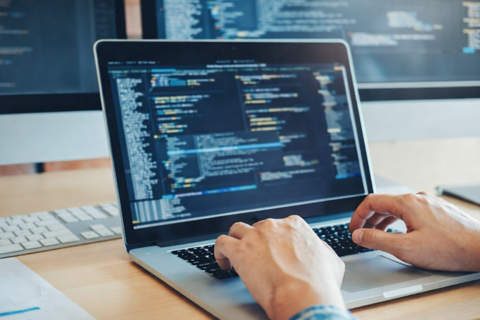 Python a linguagem mais requisitada pelo mercado desenvolvedor programando em múltiplos monitores